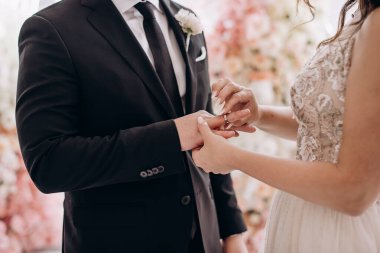 Evlilik, düğün töreni, yakın plan yüzükler.