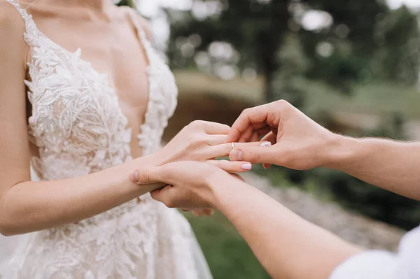 Hochzeit Hochzeitszeremonie Ringtausch Großaufnahme — Stockfoto