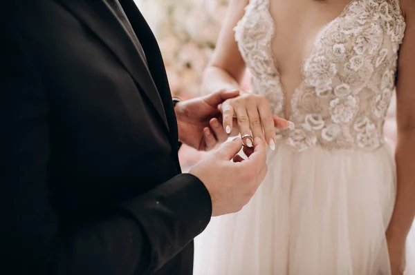 Hochzeit Hochzeitszeremonie Ringtausch Großaufnahme — Stockfoto