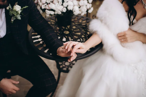 Coppia Amorevole Sposi Teneramente Tengono Mano Primo Piano — Foto Stock