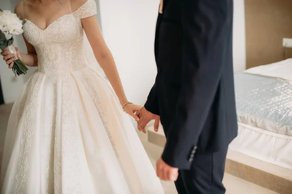 Casal Amoroso Recém Casados Gentilmente Toca Com Mãos Close — Fotografia de Stock