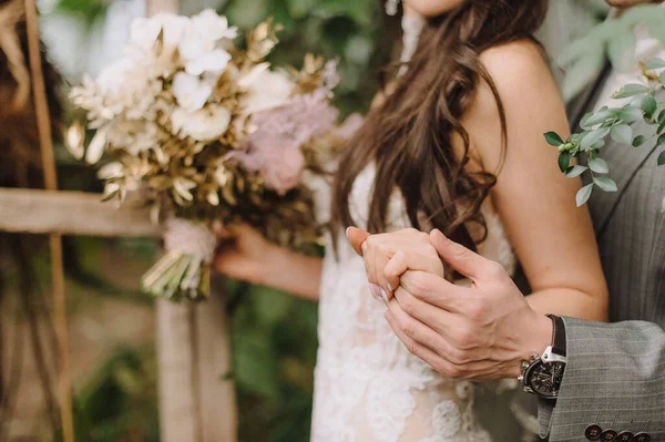 Casal Amoroso Recém Casados Gentilmente Toca Com Mãos Close — Fotografia de Stock