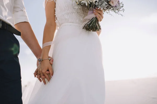 Casal Amoroso Recém Casados Delicadamente Segurar Mãos Close — Fotografia de Stock