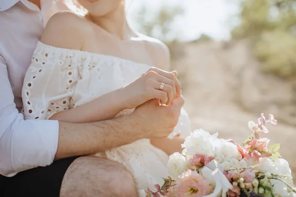Casal Amoroso Recém Casados Gentilmente Toca Com Mãos Close — Fotografia de Stock