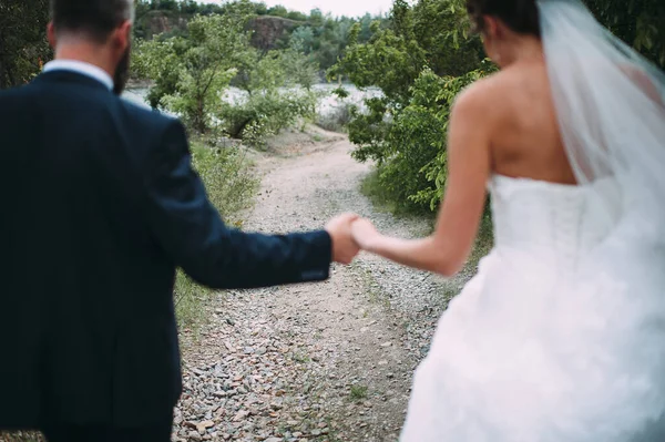 Casal Amoroso Recém Casados Delicadamente Segurar Mãos Close — Fotografia de Stock