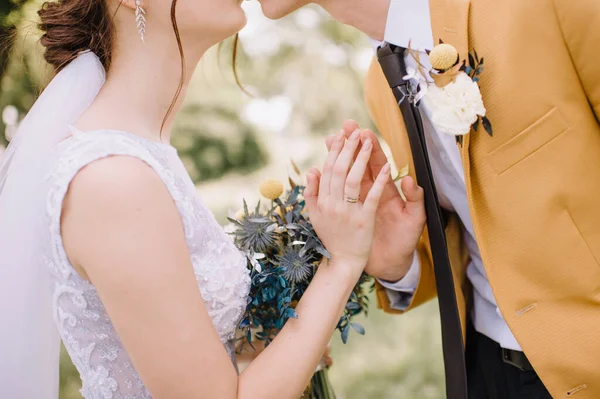 Couple Affectueux Jeunes Mariés Touche Doucement Avec Les Mains Gros — Photo