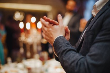 İnsanlar düğün şöleninde alkışlıyorlar.