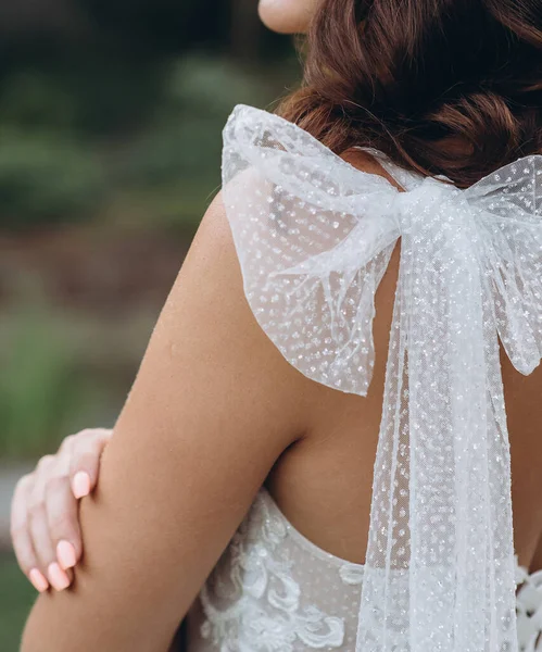 Tocchi Delicati Della Mano Della Sposa Primo Piano — Foto Stock