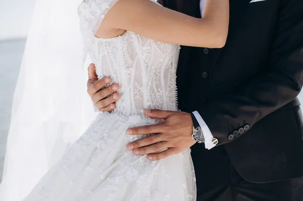 Abraço Doce Par Amoroso Recém Casados Casamento — Fotografia de Stock