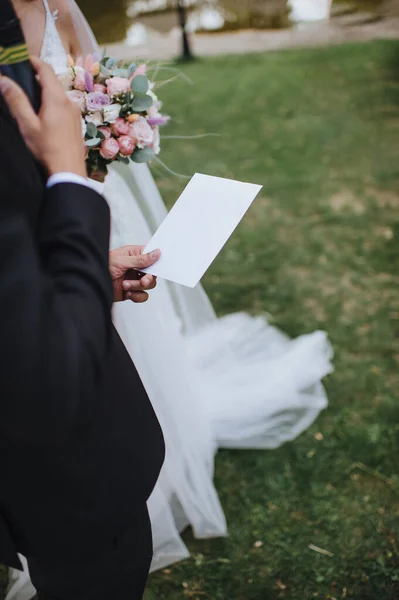 Noivo Juramento Uma Folha Papel Branco — Fotografia de Stock