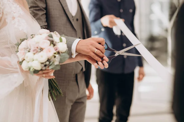 Recién Casados Cortaron Cinta Con Tijeras Símbolo Del Nuevo Camino — Foto de Stock