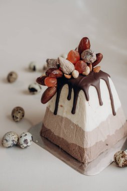 Ukrayna geleneksel süzme peynir paskalyası