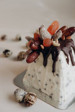 Ukrayna geleneksel süzme peynir paskalyası