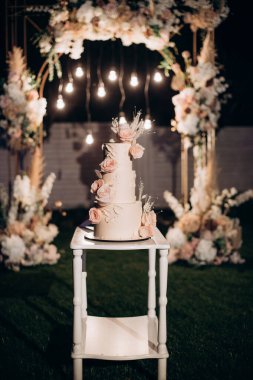 Büyük, lezzetli bir düğün pastası.