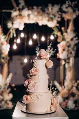 Büyük, lezzetli bir düğün pastası.