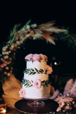 Büyük, lezzetli bir düğün pastası.