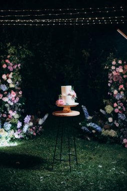 Büyük, lezzetli bir düğün pastası.