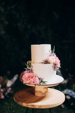 Büyük, lezzetli bir düğün pastası.