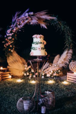 Büyük, lezzetli bir düğün pastası.