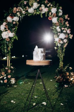 Büyük, lezzetli bir düğün pastası.