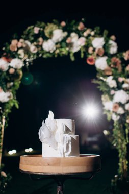 Büyük, lezzetli bir düğün pastası.