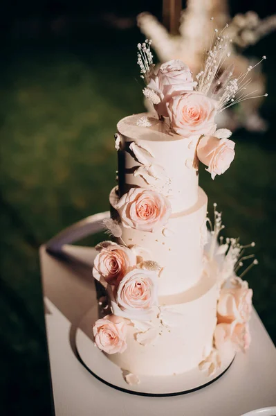 Tiered Large Delicious Decorated Wedding Cake — Stock Photo, Image