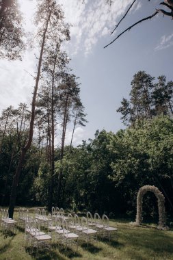 Ormandaki bir açıklıkta düğün töreni.