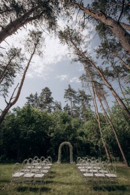 Ormandaki bir açıklıkta düğün töreni.