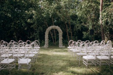 Ormandaki bir açıklıkta düğün töreni.