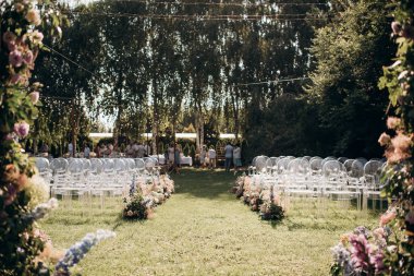 Ormandaki bir açıklıkta düğün töreni.