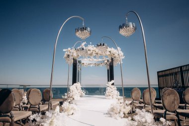 Como Gölü kıyısında lüks bir düğün töreni.