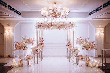 Ziyafet salonunda bohem düğün töreni