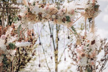 Yeşil bir çimenlikte bohem düğün töreni