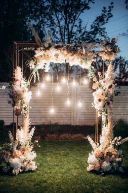 Yeşil bir çimenlikte bohem düğün töreni