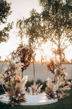 Yeşil bir çimenlikte bohem düğün töreni