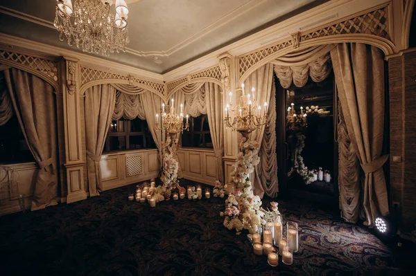 Ziyafet salonunda bohem düğün töreni