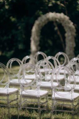 Düğün hazırlıkları, şeffaf Chiavari sandalyeleri. 
