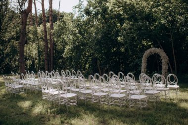 Düğün hazırlıkları, şeffaf Chiavari sandalyeleri. 