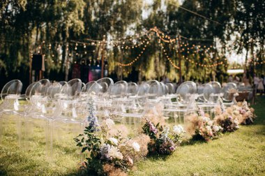 Düğün hazırlıkları, şeffaf Chiavari sandalyeleri. 