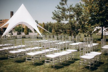 Düğün hazırlıkları, şeffaf Chiavari sandalyeleri. 