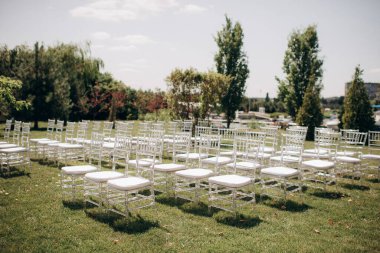 Düğün hazırlıkları, şeffaf Chiavari sandalyeleri. 