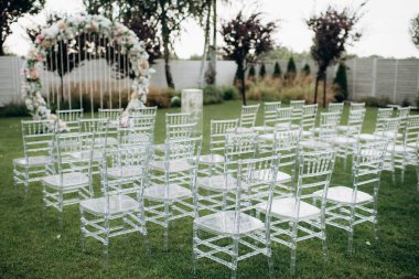 Düğün hazırlıkları, şeffaf Chiavari sandalyeleri. 