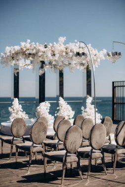 Düğün hazırlıkları, zarif sandalyeler.