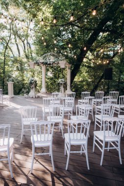 Düğün hazırlıkları, şeffaf Chiavari sandalyeleri. 