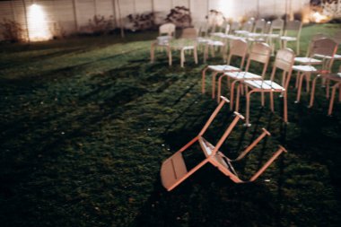 Düğün hazırlıkları, ahşap katlanır sandalyeler.