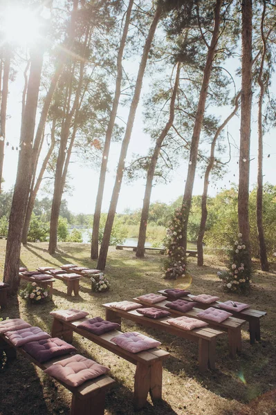 Düğün hazırlıkları, ahşap katlanır sandalyeler.