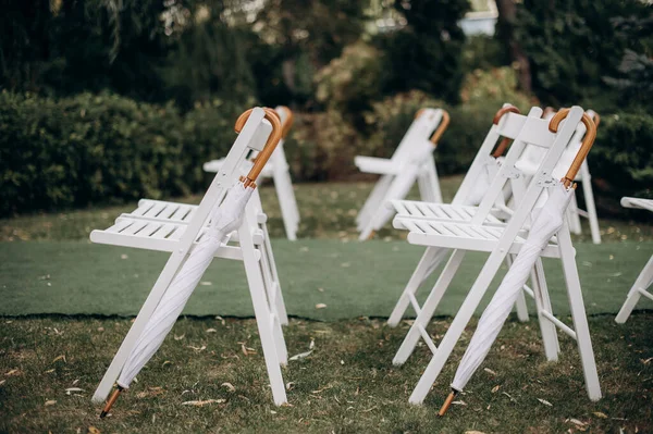 Düğün hazırlıkları, ahşap katlanır sandalyeler.