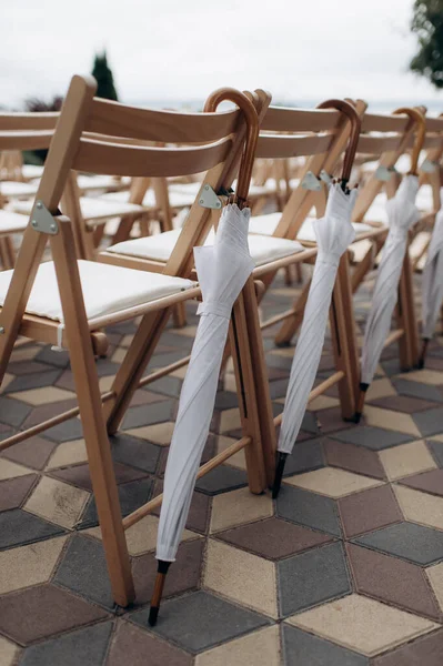 Düğün hazırlıkları, ahşap katlanır sandalyeler.