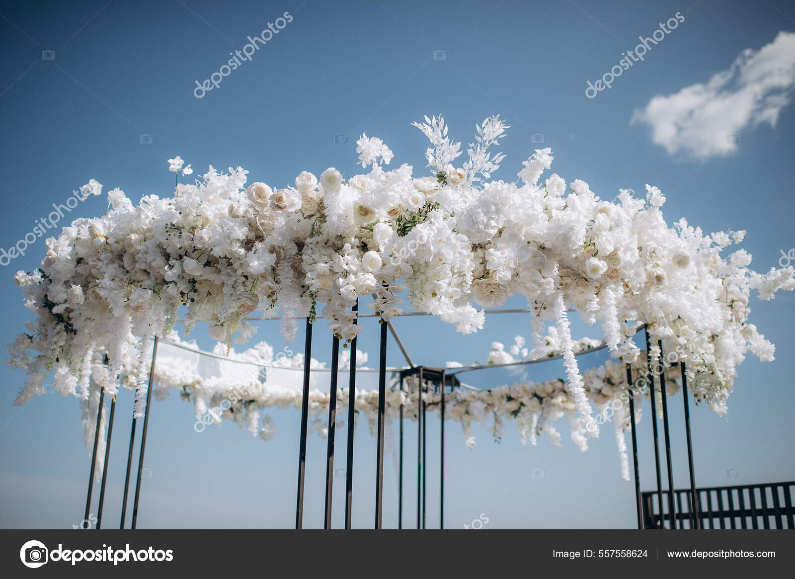 Arreglos Flores Blancas Decoración Ceremonia Boda: fotografía de stock ©  Mjade #557558624 | Depositphotos