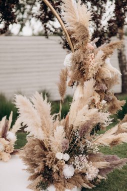 Düğün töreni için kurumuş çiçeklerle çiçek aranjmanı